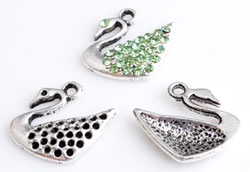 Pendentifs/breloques de métal, cygne avec cadre pour ± 1mm imitation de diamant ± 21x18mm. Couleur: Argent vieille Code: D10138 --- Cygne metal 21x18mm. Vx.Argent---