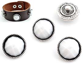 Boutons-pression EasyButton de métal avec brique de collage de matière synthétique, circulaire avec facettes ± 16mm (appropriés pour EasyButton accessoires). Couleur: Blanc Code: D11599 --- Bouton-pression EasyButton facettes 16mm Blanc---