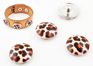 Boutons-pression DoubleBeads de métal avec brique de collage de matière synthétique, circulaire, avec imprimé léopard ± 20mm (appropriés pour DoubleBeads EasyButton accessoires). Couleur: Orange/Marron/Crème Code: D12865 --- BP DoubleBeads Imprime leopard 20mm Orange/Marron/Creme---