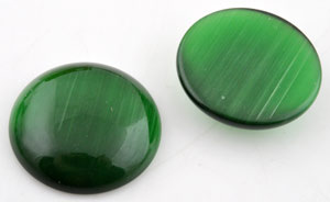 Demi perle pour collage en verre cateye, circulairee ± 27mm, ± 7mm gros. Couleur: Vert foncé Code: D14313 --- Cateye, circulaire 27mm pour collage Vert fonce---