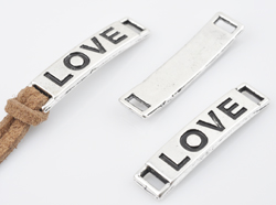 Pendentif,entre-deux de métal -Love -± 6x28mm (yeux ± 3,5mm). Couleur: argent vieilli Code: D15555 --- Entre-deux Metal Love 6x28mm Vx argent ---