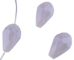 Perles de verre cristal, goutte avec facettes ± 16x10mm (trou ± 1mm). Couleur: Lilas-violet Code: D15819 --- Verre Goutte Facettes 16x10mm Lilas-violet---