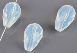 Perles de verre cristal, goutte avec facettes ± 16x10mm (trou ± 1mm). Couleur: Cristal AB Code: D15822 --- Verre Goutte Facettes 16x10mm Cristal AB---