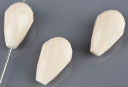 Perles de verre cristal, goutte avec facettes ± 16x10mm (trou ± 1mm). Couleur: Nude Code: D15824 --- Verre Goutte Facettes 16x10mm Nude---