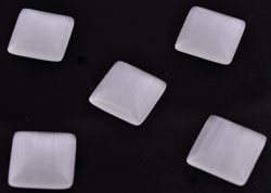 Code: D15887 (Cabochon Cateye, carre  10mm sur 3mm haut. Blanc laiteux) 
