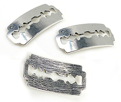Pendentifs/entre-deux de métal, décorés ± 17x35mm (trou ± 1,5-5mm). Couleur: Argent vieux Code: D15993 --- Entre-deux Metal, Lames 17x35mm Vx. Argent---