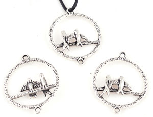 Pendentifs/entre-deux de métal, anneau avec oiseaux ± 34x27mm (oeil ± 1,5mm). Couleur: Vieil Argent Code: D16246 --- Anneau avec oiseaux 34x27mm Vx. Argent---