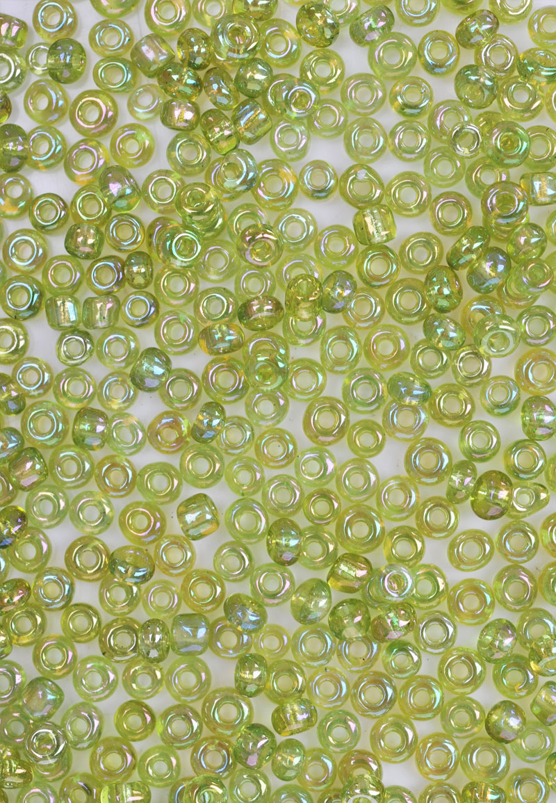 Rocailles en verre/perles pour broder 3mm (8/0). Couleur: Vert clair AB Code: D18252 --- Rocailles en verre pour broder 3mm Vert clair AB---