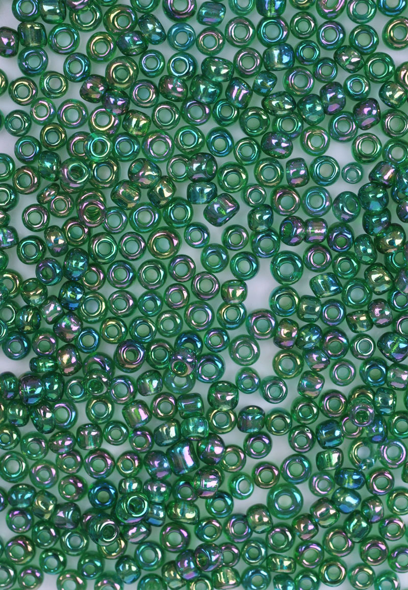 Rocailles en verre/perles pour broder 3mm (8/0). Couleur: Vert AB Code: D18254 --- Rocailles en verre pour broder 3mm Vert AB---