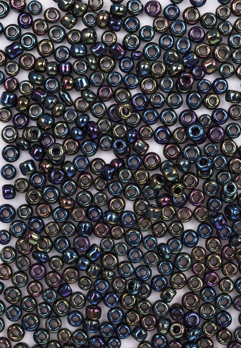 Rocailles en verre/perles pour broder 3mm (8/0). Couleur: Vert/Vitrail mediumAB Code: D18260 --- Rocailles en verre pour broder 3mm Vert/Vitrail medium AB---