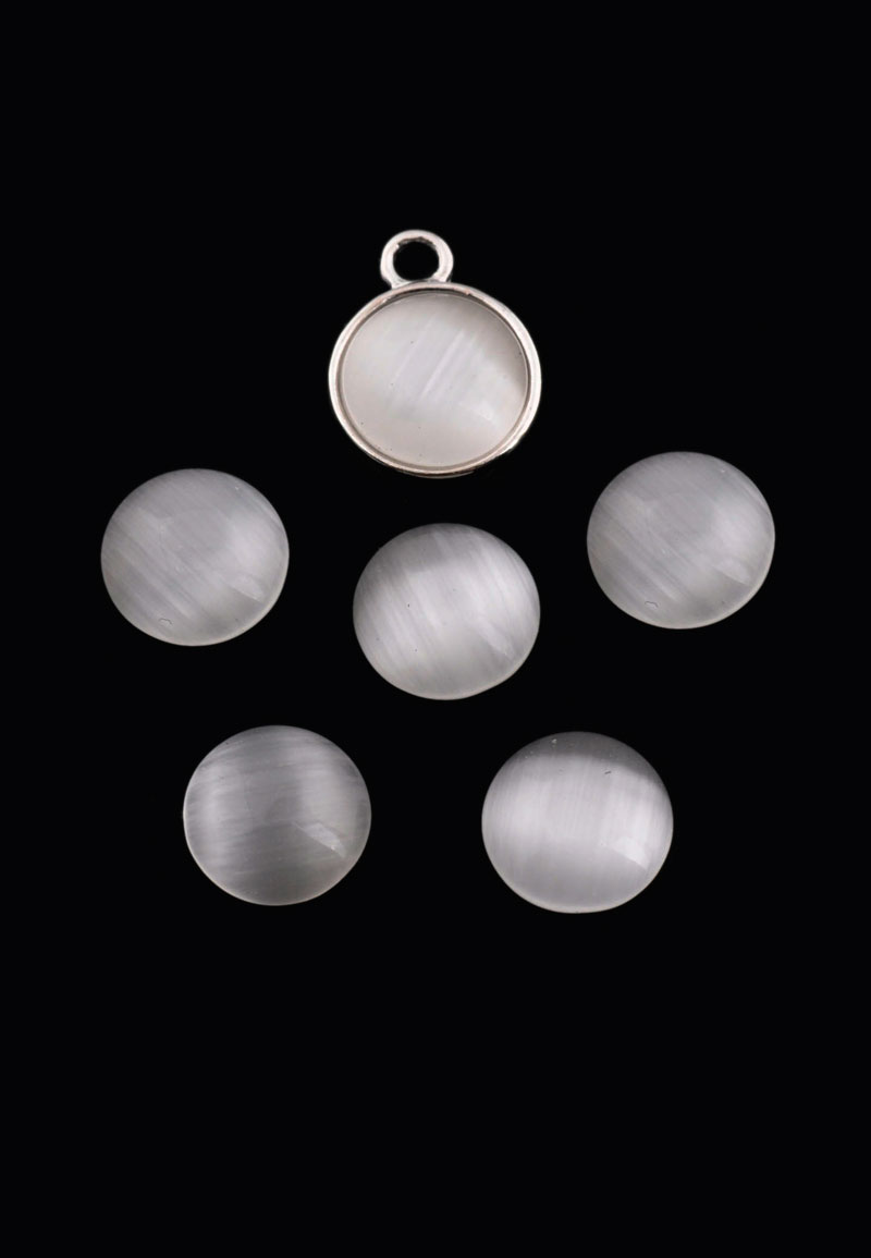 Cabochon en verre, cateye 10mm, 3mm gros. Couleur: Blanc Code: D18664 --- Cabochon en verre, cateye 10mm, 3mm gros Blanc---