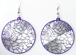 Rond en aluminium décoré avec fleurs. Dimension: 65 x 43mm. Couleur: Bleu Code: J01354 --- Rond Alu Fleurs 65x43 Bleu---