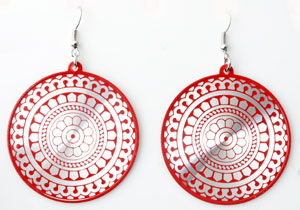 Rond en aluminium décoré avec fleurs. Dimension: 65 x 43mm. Couleur: Rouge Code: J01355 --- Rond Alu Fleurs 65x43 Rouge---