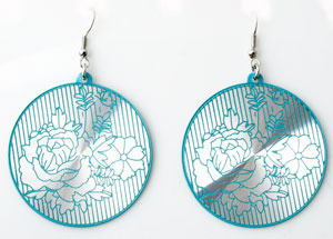 Rond en aluminium décoré avec fleurs. Dimension: 65 x 43mm. Couleur: Bleu-Vert Code: J01356 --- Rond Alu Fleurs 65x43 Bleu Vert---