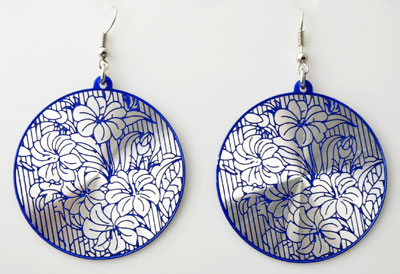 Rond en aluminium décoré avec fleurs. Dimension: 65 x 43mm. Couleur: Bleu Foncé Code: J01358 --- Rond Alu Fleurs 65x43 Bleu Fonce---