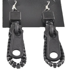 Boucles d'oreilles de métal avec fermeture éclair de matière synthétique ± 92mm. Couleur: Noir Code: J02996 --- BO Fermeture Eclair 92mm. Noir---