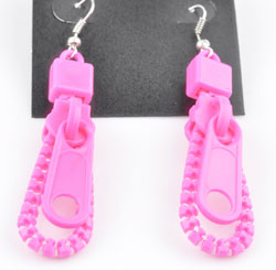 Boucles d'oreilles de métal avec fermeture éclair de matière synthétique ± 92mm. Couleur: Rose vif Code: J02997 --- BO Fermeture Eclair 92mm. Rose Vif---
