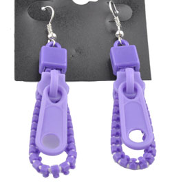 Boucles d'oreilles de métal avec fermeture éclair de matière synthétique ± 92mm. Couleur: Lilas-Violet Code: J02998 --- BO Fermeture Eclair 92mm. Lilas-Violet---