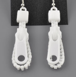 Boucles d'oreilles de métal avec fermeture éclair de matière synthétique ± 92mm. Couleur: Blanc Code: J03000 --- BO Fermeture Eclair 92mm. Blanc---