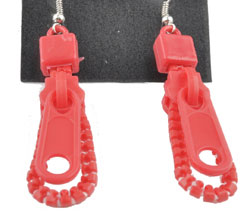 Boucles d'oreilles de métal avec fermeture éclair de matière synthétique ± 92mm. Couleur: Rouge Code: J03001 --- BO Fermeture Eclair 92mm. Rouge---