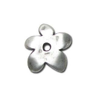 Perle en métal en forme de fleur avec un trou central. Dimensions: +- 18 x 19mm. Couleur: Vieil Argent Code: 1083351 --- Metal fleur 18x19. Vieil Argent---