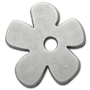 Perle en métal en forme de fleur avec un trou central. Dimension: +- 35mm. Couleur: Argent Vieux. Code: 1084632 --- Fleur Metal 35mm. Vx.Argent---
