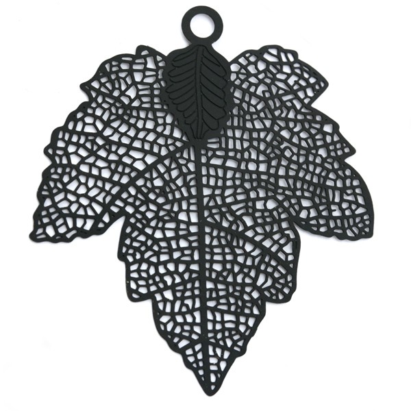 Pendentif très mince en métal. Filigrane en forme de feuille de +- 39x44mm. Couleur: Noir Code: 1085258 --- Filigrane Feuille 39x44mm.---