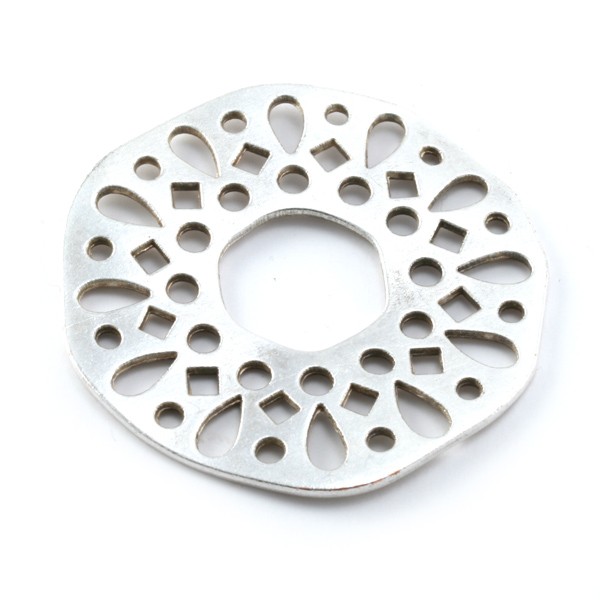 Pièce métallique en forme de donuts décoré de trous. Plat et circulaire de +- 50mm.de diamètre. Couleur: Argent vieux Code: 1085417 --- Donuts Decore Metal 50xmm.---