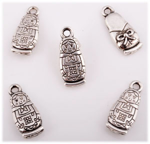 Pendentifs/breloques de métal, poupée Matrushka ± 18x8m. Couleur: Argent vieilli Code: D09033 --- Metal Poupee Matrushka 18x8m Vx.Argent---