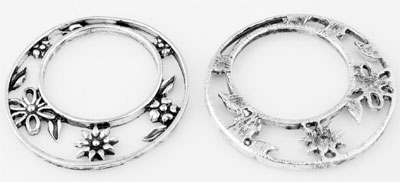 Pendentif, entre-deux de métal, circulaire et décoré avec fleurs. Diamètre: +- 35mm. Couleur: argent vieux Code: D09822 --- Entre-deux Fleurs 35mm. Argent Vx.---