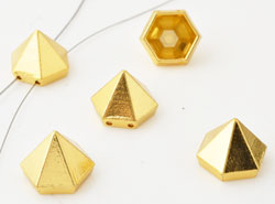 Séparateur en métal en forme de pyramide de +- 12,5 x 11 mm. avec 2 trous de +- 1mm. Couleur: Doré Code: D13041 --- Pyramide metal 2 trous Dore---