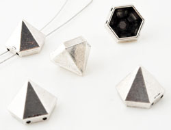 Séparateur en métal en forme de pyramide de +- 12,5 x 11 mm. avec 2 trous de +- 1mm. Couleur: Nickel Code: D13043 --- Pyramide metal 2 trous Nickel---