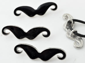 Pendentifs/breloques de métal, moustache avec epoxy ± 9x31mm avec 2 yeux (± 2mm). Couleur: Noir Code: D13635 --- Moustache avec epoxy 9x31mm Noir---