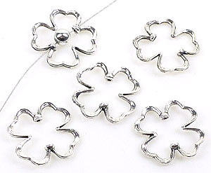 Perle en métal en forme de trèfle à 4 feuilles de +- 22mm. Trou: +-1mm. Couleur: Argent vieilli. Code: D15381 --- Trefle 4 feuilles 22mm. Argent Vx.---