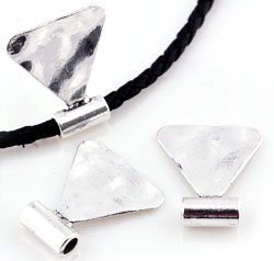 Pendentifs/breloques perles coulissantes de métal, triangle ± 25x22mm (trou ± 3,5mm). Couleur: Argent vieilli Code: D16017 --- Perles Metal, Triangle 25x22mm Vx.Argent---