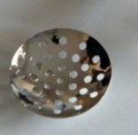 Tamis en métal de +- 18mm. de diamètre. 35 trous. Couleur Nickel. Code: TAMIS18 --- Tamis metal D:18mm. Nickel---