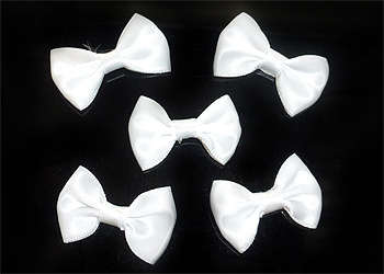 Nœud en tissus satiné de +- 34 x 24mm. Couleur: Blanc Code: D15201 --- Nœud Textile 34x24 Blanc---