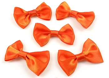 Nœud en tissus satiné de +- 34 x 24mm. Couleur: Orange-Rouge Code: D15205 --- Nœud Textile 34x24 Orange rouge---