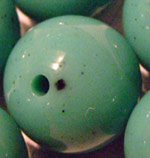 Boule 20mm. Vert et points noirs