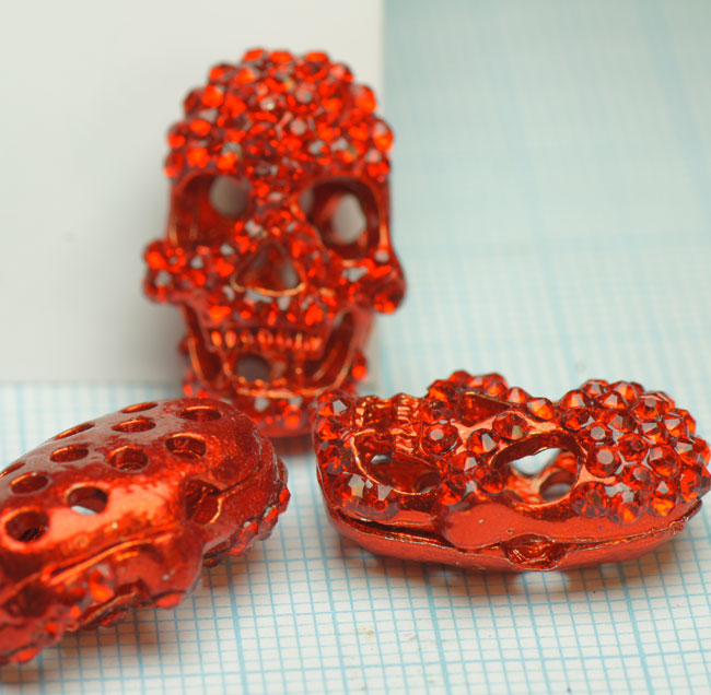 Tete mort 15x20 metal Rouge  Strass rouges