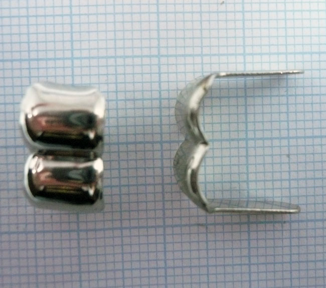 Pince_cordon en matière métallique de couleur Nickel.Convient pour 2 lacets de +- 7mm.. Longueur déplié: +-43mm. Longueur plié: +- 15mm. Largeur de la barre : +-8mm. Métal lisse
-----Cliquez sur la photo pour l'agrandir----- Code: PCOR16 --- Pince-cordon 2 rangs argente---