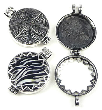 Pendentif, breloque de métal de +- 45 x 33mm. Œil: +- 5x4mm. L'avant s'ouvre et vous pouvez incérer tout objet d'un diamètre de +- 30mm. EasySwitch Code: D11665 --- Pendentif pour collage 30mm. Argent Vx.---