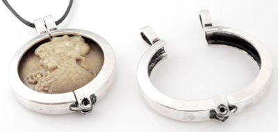 Pendentif, breloque en métal, circulaire de +- 44 x 32mm.et œil de +- 6x3mm. Pendentif avec charnière. Convient particulièrement pour tout motif de +- 30mm. Code: D11944 --- Pendentif avec charniere 44x32.Argent Vx.---
