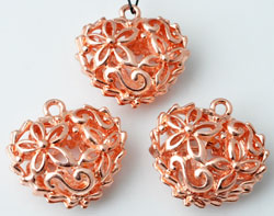 Pendentifs/breloques de métal, coeur, décoré avec fleurs ± 20x19mm. Couleur: Or rose Code: D10715 --- Coeur decore 20 x 19. Or rose---