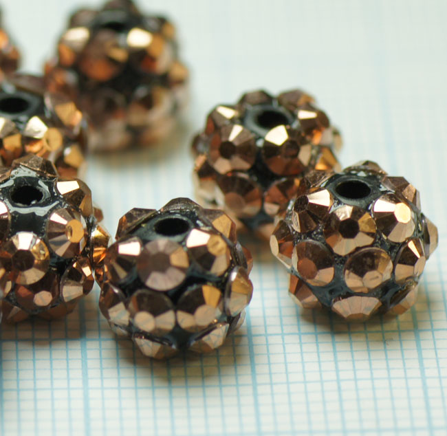 Perle synthétique 10mm de couleur brune garnie de strass bruns. Code: 10MMC7 --- Resine 10mm. Brun---