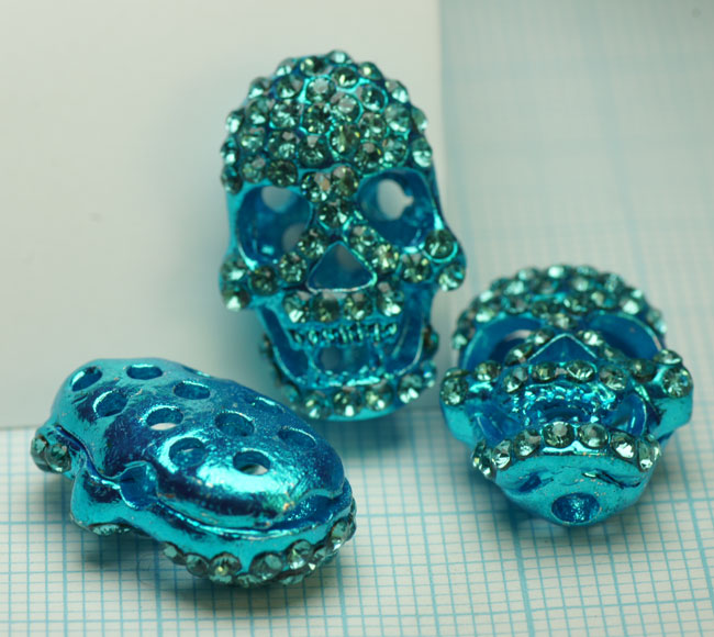 Tête de mort 15 x 20mm. en métal turquoise garnie de strass turquoises Code: B820092F --- Tete mort 15x20 metal Turquoise Strass Turquoise---