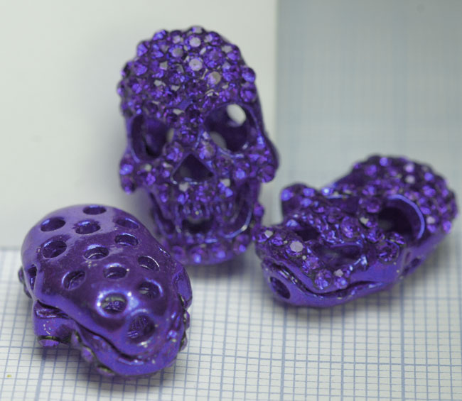 Tête de mort 15 x 20mm. en métal bleu garnie de strass bleus Code: B820092K --- Tete mort 15x20 metal Bleu Strass Bleus---