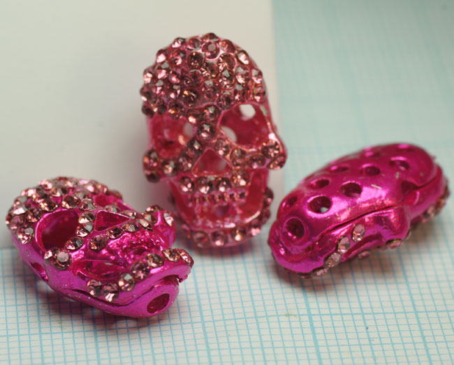 Tête de mort 15 x 20mm. en métal Fuschia garnie de strass roses Code: B820092L --- Tete mort 15x20 metal Fuschia Strass Rose---