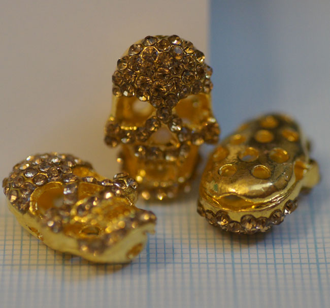 Tête de mort 15 x 20mm. en métal Dore garnie de strass dorés Code: B820092M --- Tete mort 15x20 metal Dore Strass Dore---