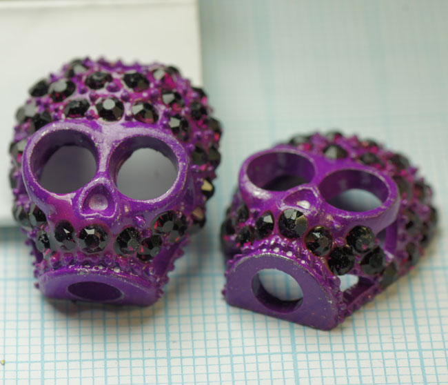 Tete mort H:20mm. L:18mm. P:5mm. Metal Aubergine Strass Noirs Code: B82147B --- Tete mort 20X18X6 Aubergine---